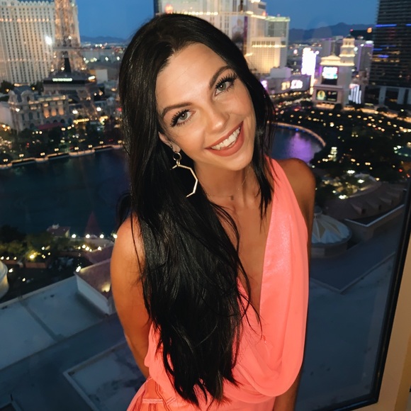 Profile Picture of Becca Zurcher (@beccazurcher) on Poshmark