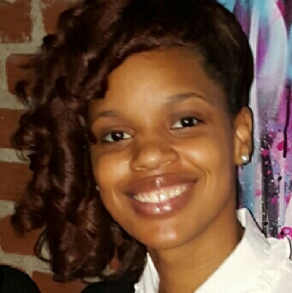 Profile Picture of Shayla Scott (@smscott242) on Poshmark
