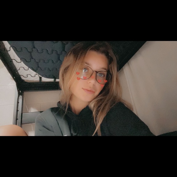 Profile Picture of Vayda Kozup (@vaydakozup) on Poshmark