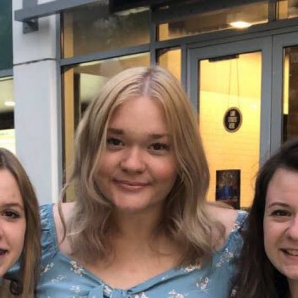 Profile Picture of Chloe Jarvis (@chlojarv) on Poshmark