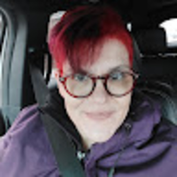 Profile Picture of Lorie Compton (@comptonclothes) on Poshmark