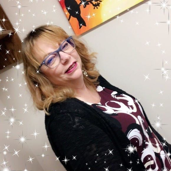Profile Picture of Julie Cornell (@jykcornell) on Poshmark