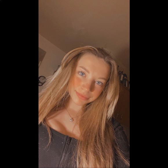 Profile Picture of Tia Toebes (@tia_toebes) on Poshmark