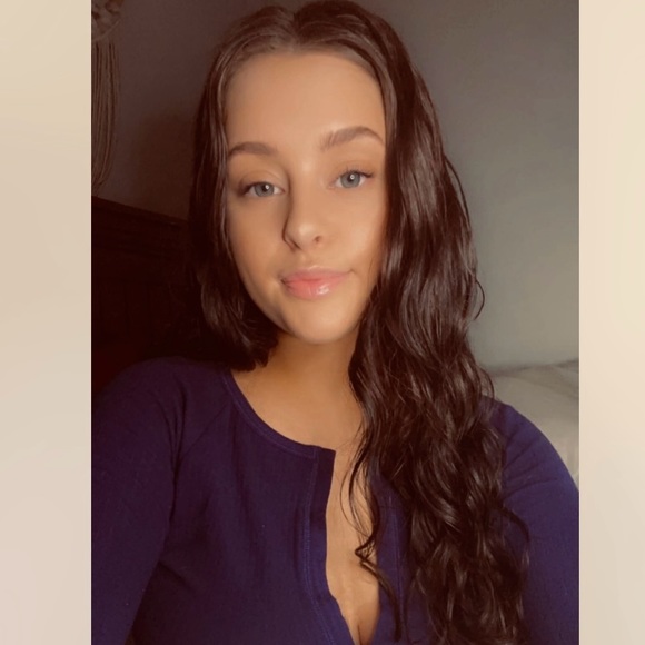 Profile Picture of Alison Morris (@alisonmorris853) on Poshmark