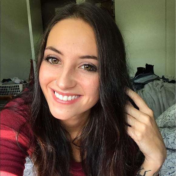 Profile Picture of Danielle Weaver (@dweaver19) on Poshmark