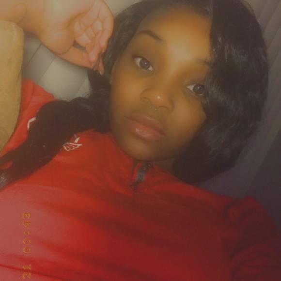 Profile Picture of Emonique Abron (@monii1997) on Poshmark