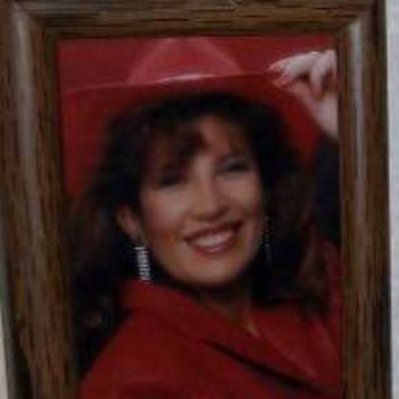 Profile Picture of Maria Schmelter (@mariajregales) on Poshmark