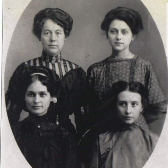 Ginger Brock - Poshmark Profile Picture of Ginger Brock (@gingerzz) on Poshmark