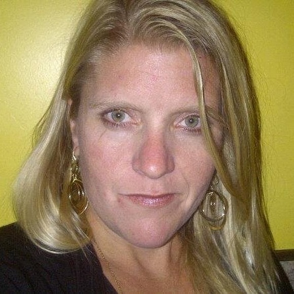 Profile Picture of Amanda Acheson (@amandaacheson) on Poshmark