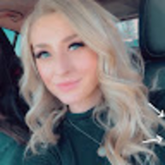 Profile Picture of Elizabeth Lofink (@eklofink) on Poshmark