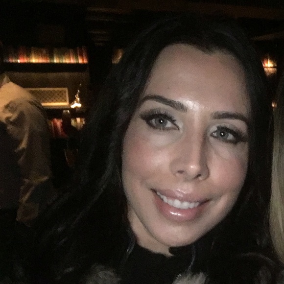 Profile Picture of Christina Magnus (@christina1432) on Poshmark