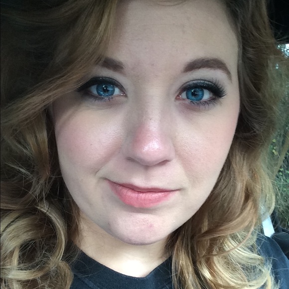 Profile Picture of Julia Faison (@juliarene07) on Poshmark