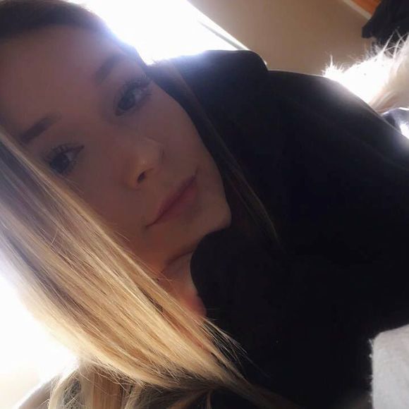 Profile Picture of Julia Clouse (@bubblejules) on Poshmark
