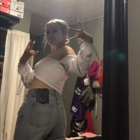 Profile Picture of Renee Bailey (@reneebailey0408) on Poshmark