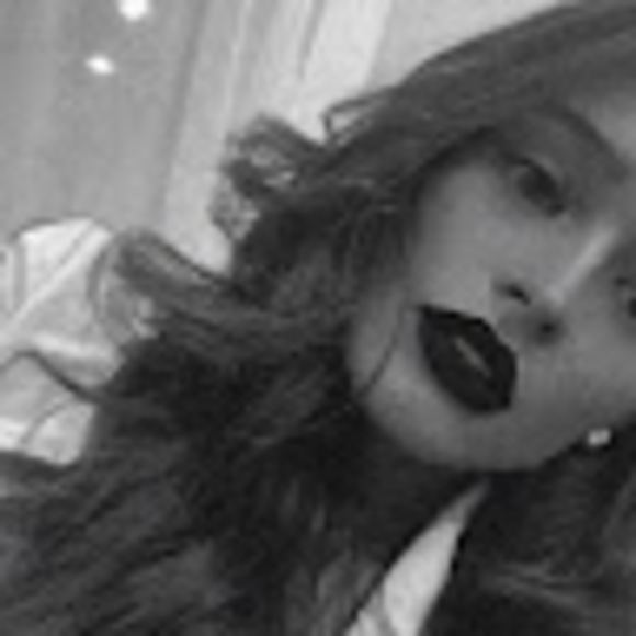 Profile Picture of Pâmela Andrade (@pamelalgandrade) on Poshmark