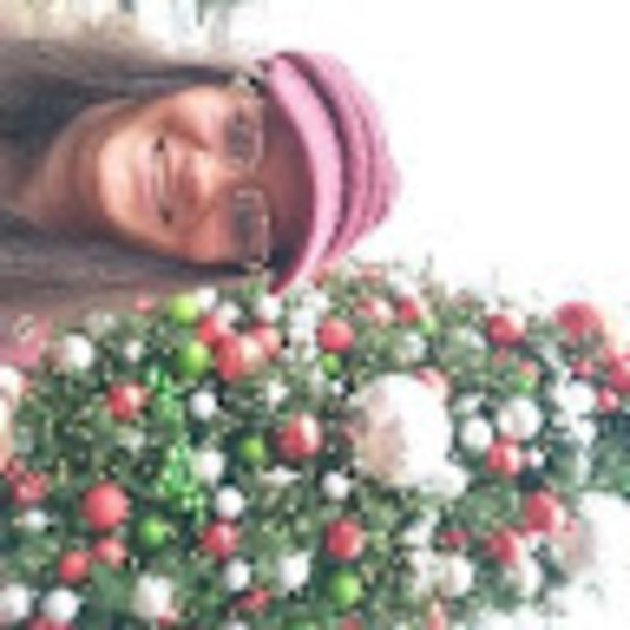Profile Picture of Rebecca Wyatt (@hanson6482) on Poshmark
