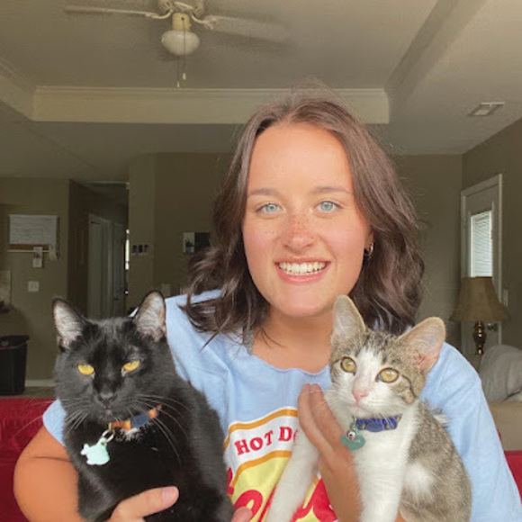 Profile Picture of Lexi Winterbower (@lexiwinterbower) on Poshmark