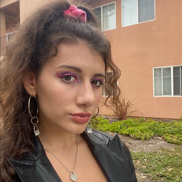 Profile Picture of Erika Sweet (@16sweeterika) on Poshmark