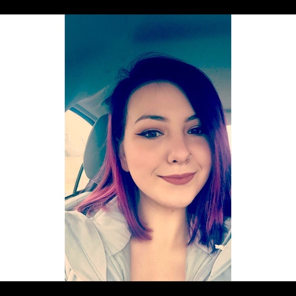Profile Picture of Clarice Gleckler (@clarices4l) on Poshmark