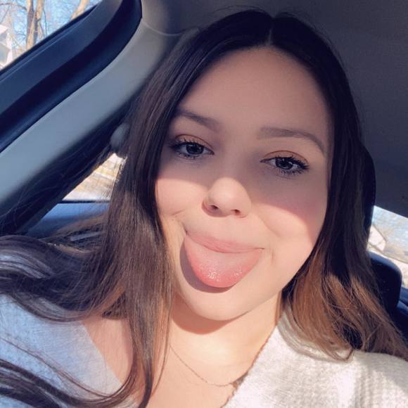 Profile Picture of Desiree Pinneo (@desiree_pinneo) on Poshmark