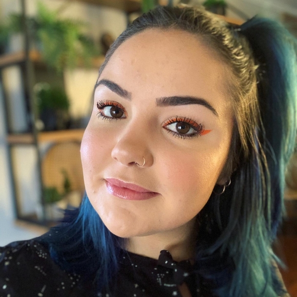 Profile Picture of Julia Souza (@182_juu) on Poshmark
