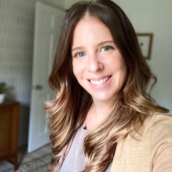 Profile Picture of Stephanie Carl (@rehanger) on Poshmark