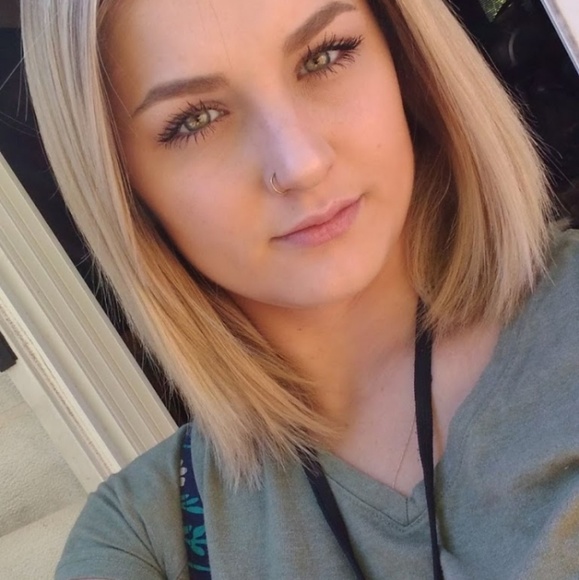 Profile Picture of Sara Mrazek (@saramrazek) on Poshmark