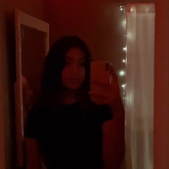 Profile Picture of Daniela Arroyo (@danielaarroyo52) on Poshmark