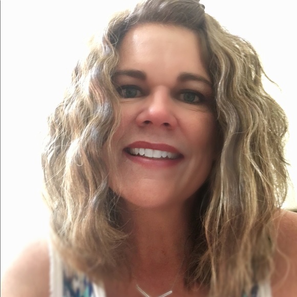 Profile Picture of Janet Cesmat (@cesmat29) on Poshmark