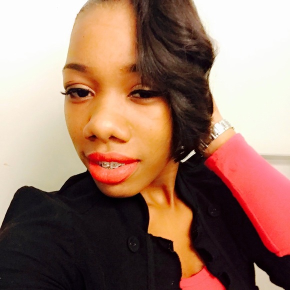 Profile Picture of Desy Woods (@desyb) on Poshmark