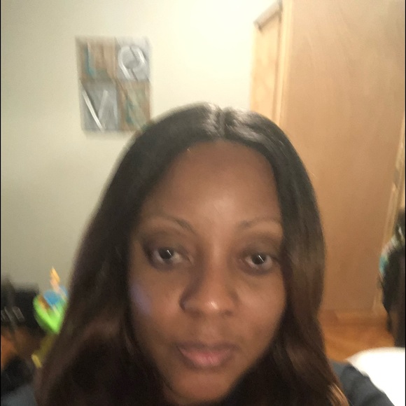 Profile Picture of Joanne Flowers (@joflowrs) on Poshmark
