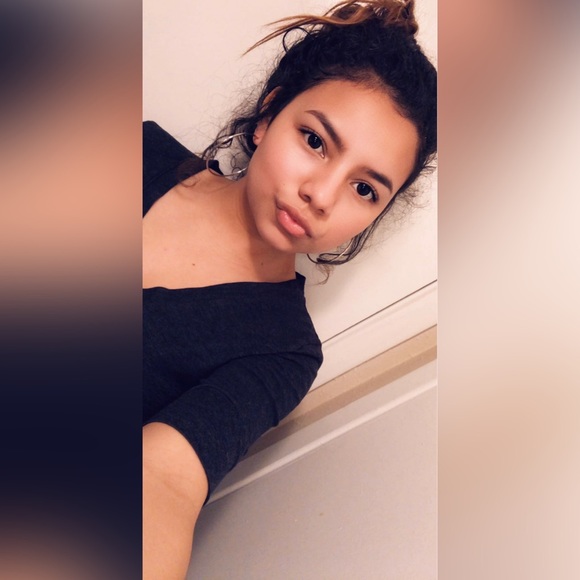 Profile Picture of Emely Ramos (@emelyr2119) on Poshmark