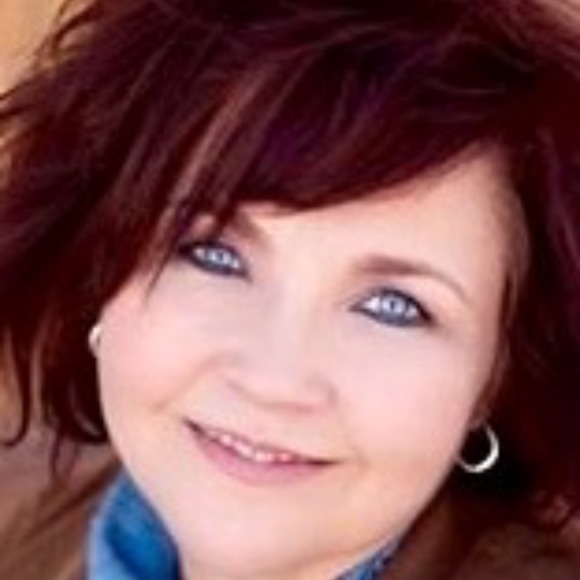 Profile Picture of Elizabeth Brannen (@ecbrannen) on Poshmark