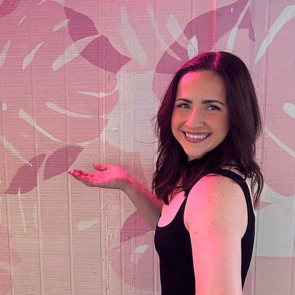 Profile Picture of Erin Hausmann (@erinhausmann806) on Poshmark