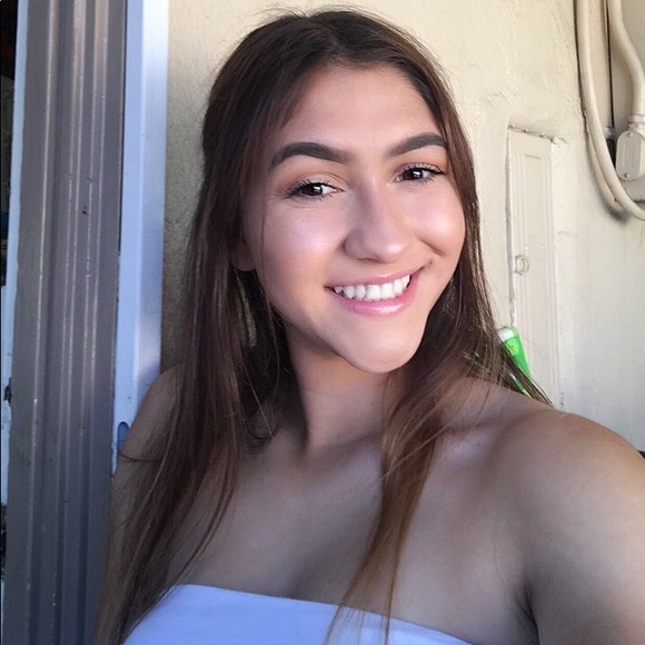 Profile Picture of Alyssa Goulet (@babyylysss) on Poshmark