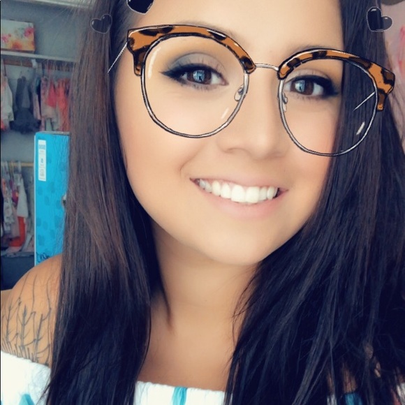 Profile Picture of Sierra Teynor (@siierramariee23) on Poshmark