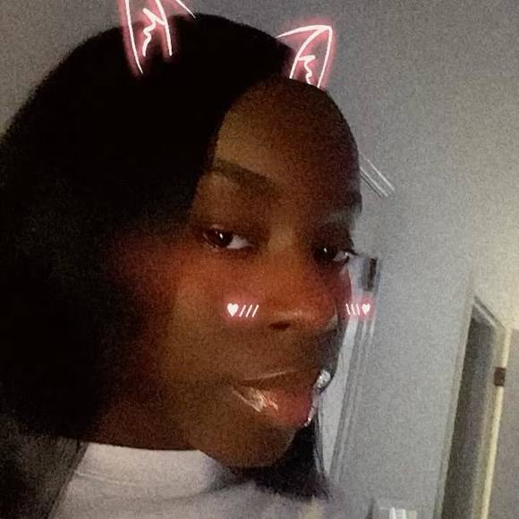 Profile Picture of Mabiolene Laurore (@famousmaa123) on Poshmark