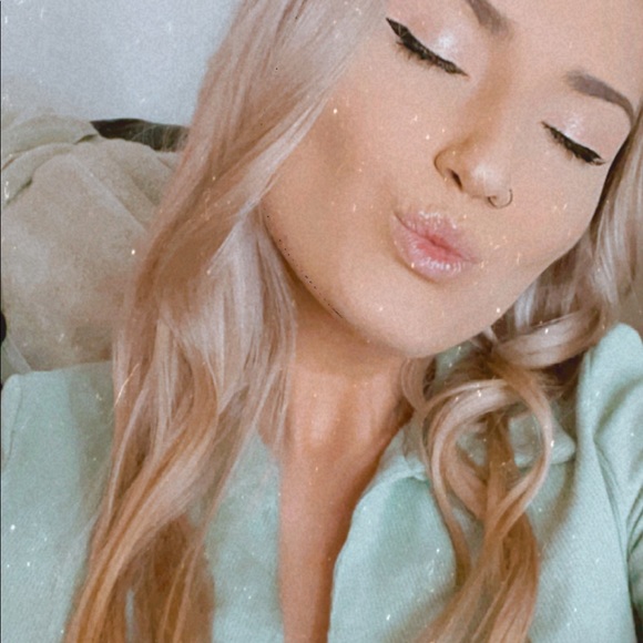 Profile Picture of Sarah Hazuda (@sarah_hazuda) on Poshmark