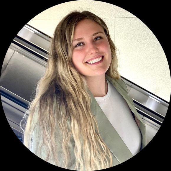 Profile Picture of Mckenzie Cowlbeck (@mcowlbeck) on Poshmark