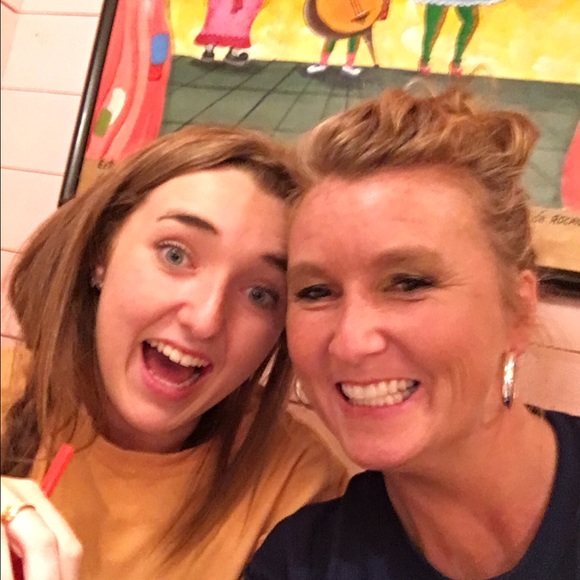 Profile Picture of Dawn Thomas (@dthomas1818) on Poshmark