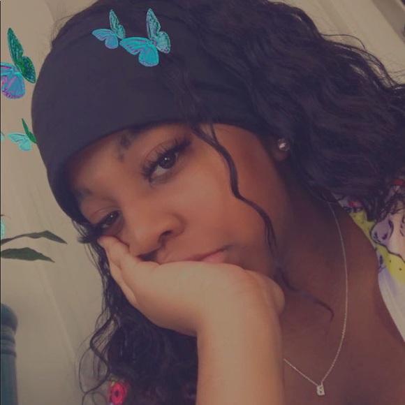 Profile Picture of Brianna Fielder (@beeanyx) on Poshmark