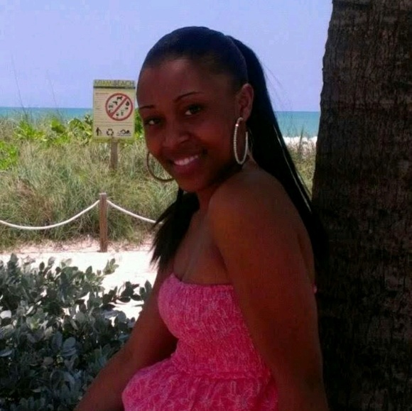 Profile Picture of Lynly Jones (@lynlyjones) on Poshmark