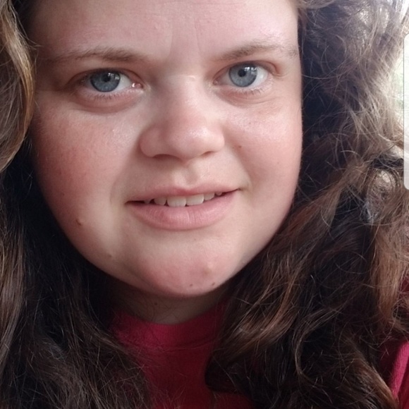 Profile Picture of Floralee Rumback (@lexis123flora) on Poshmark