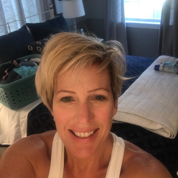 Profile Picture of Joanna Weaver (@jew2) on Poshmark