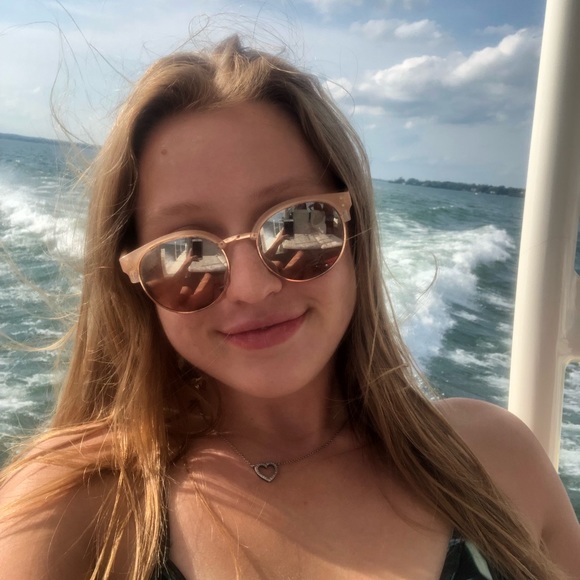 Profile Picture of Sydney Cropper (@sydneyc0719) on Poshmark