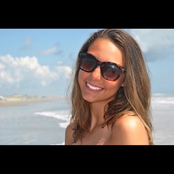 Profile Picture of Lauryn Robie (@laurynrobie) on Poshmark