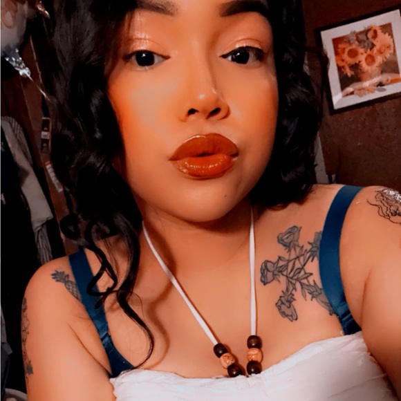 Profile Picture of Alanis M (@almariexo) on Poshmark