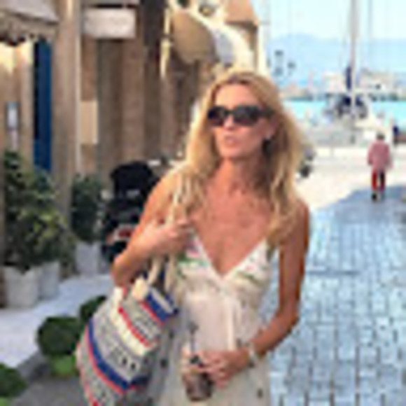 Lorena Roberti - Poshmark Profile Picture of Lorena Roberti (@lolyroberti37) on Poshmark