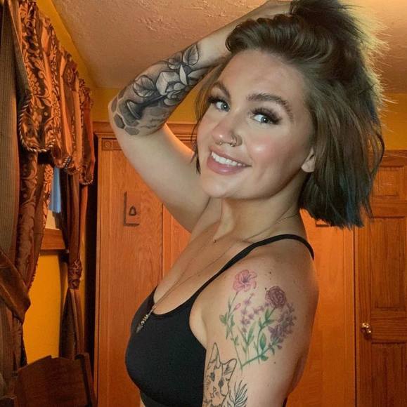 Profile Picture of Haley Ryan (@haleyaryan) on Poshmark