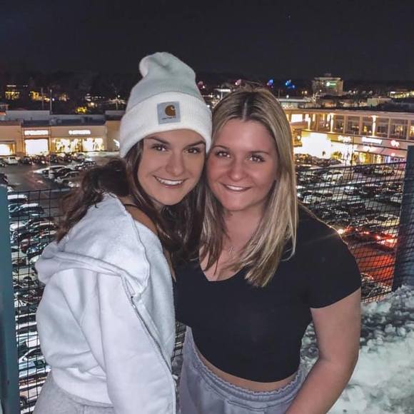 Profile Picture of Aleesa Borghi (@aleesaborghi) on Poshmark